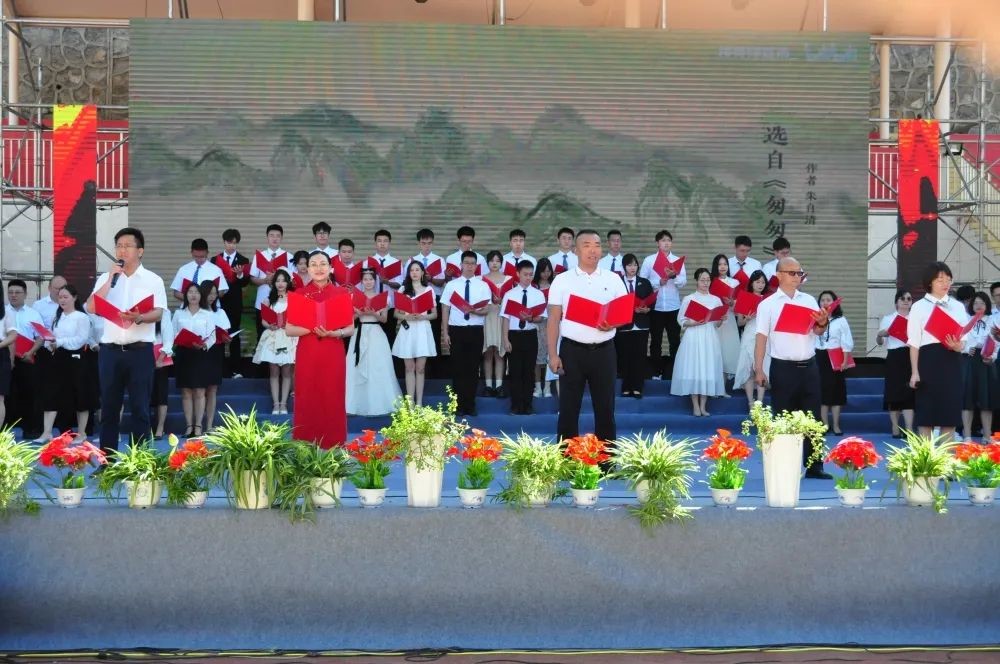 “五四”成人礼 青春正飞扬—市七中举行高2023届十八岁成人宣誓仪式暨毕业典礼