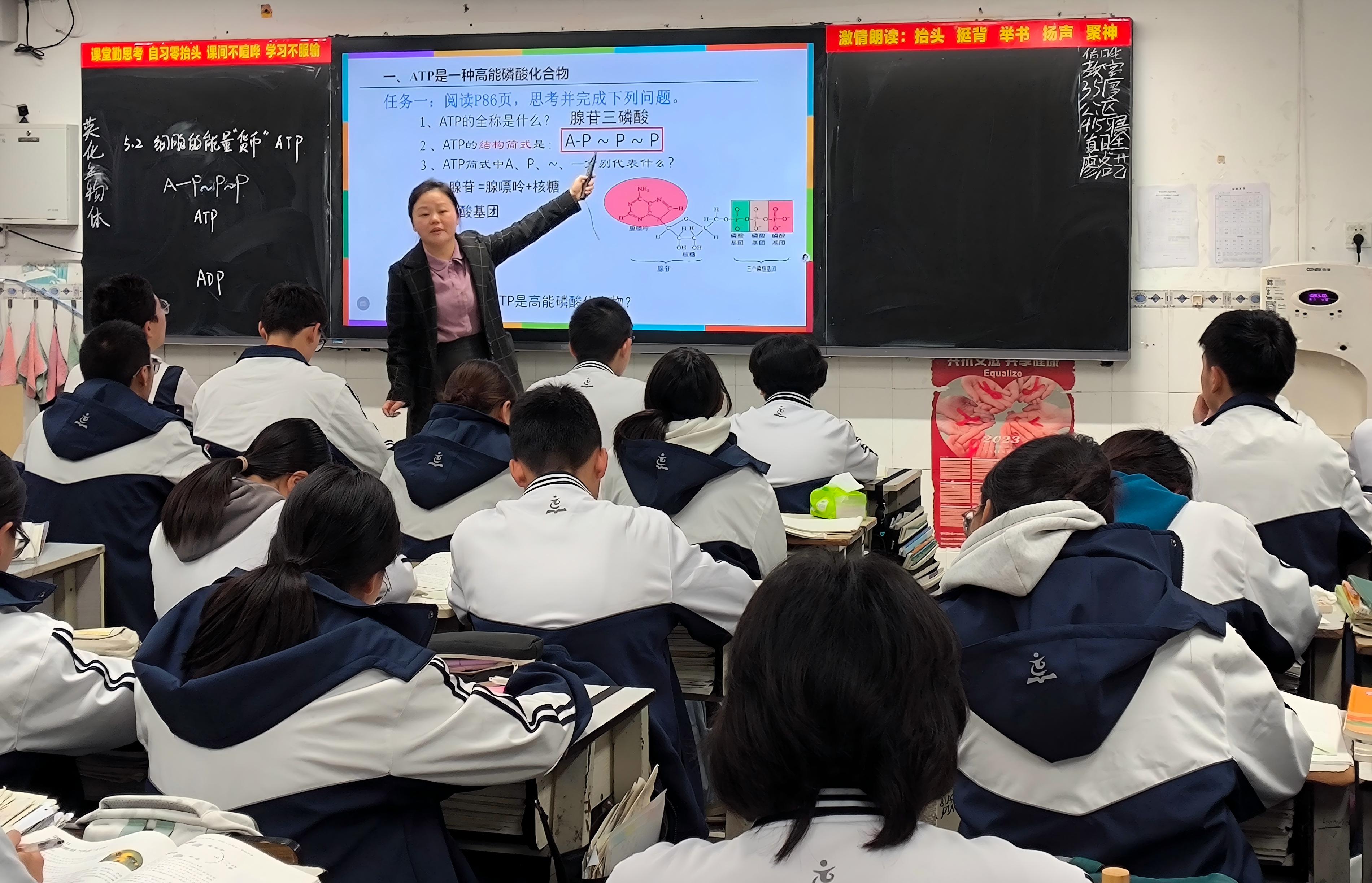 搭建成长平台助力新秀起航——市七中第一教学部组织开展2025年教师汇报课展示活动